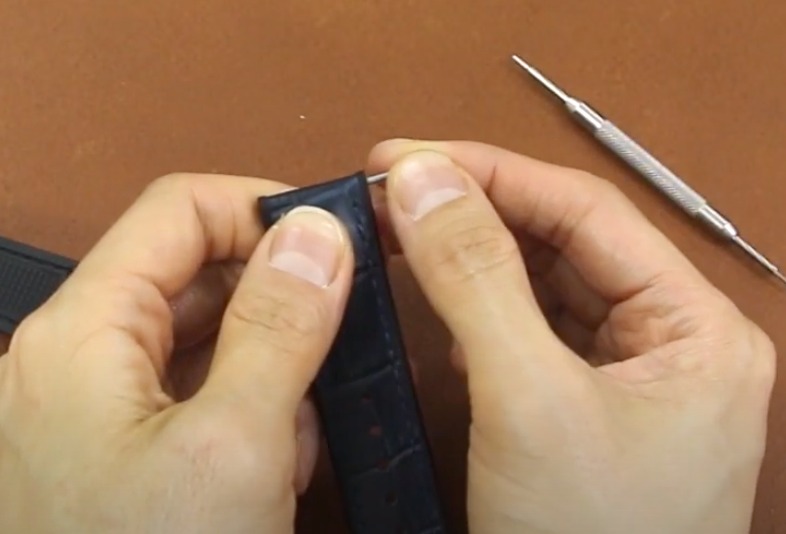 ②ピンタブが出てくるので抜く