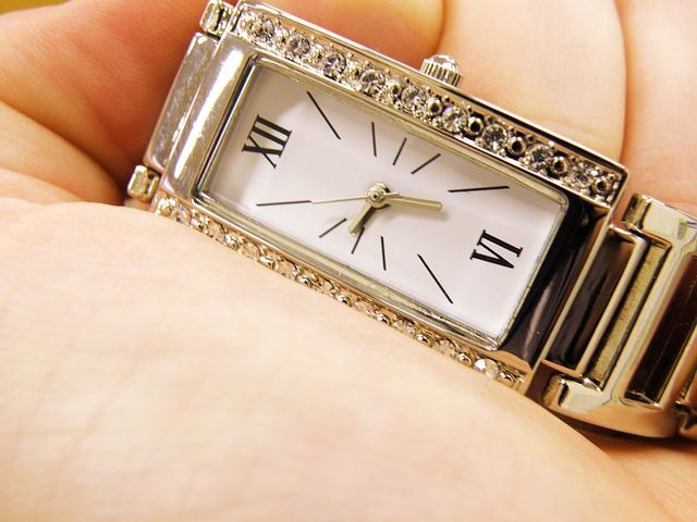 ベルトを腕から外した腕時計