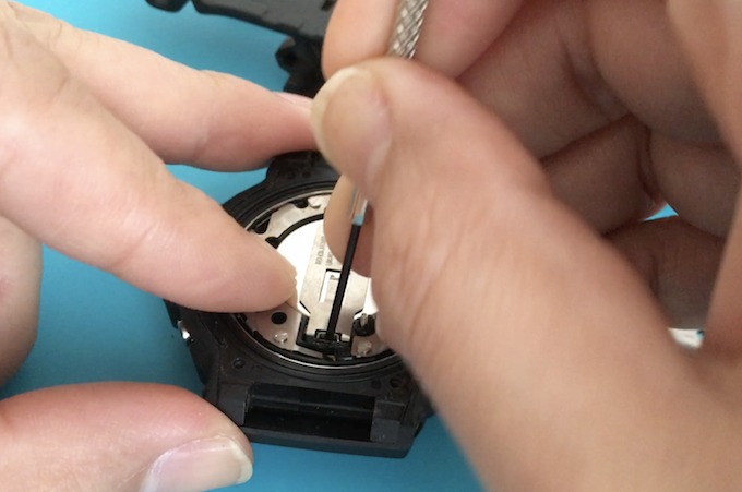 STEP2:電池押さえのロックを外す