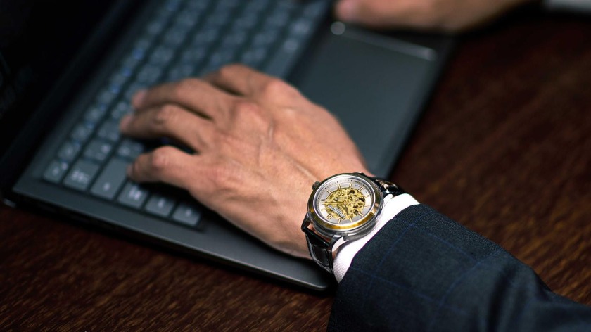 ハンティングワールドのスケルトンウォッチでハイクラスな日常を