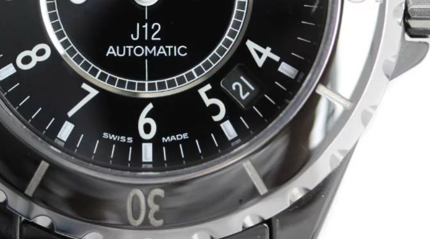 シャネルのスーパーコピー/偽物腕時計の見分け方：カレンダーの文字の違い