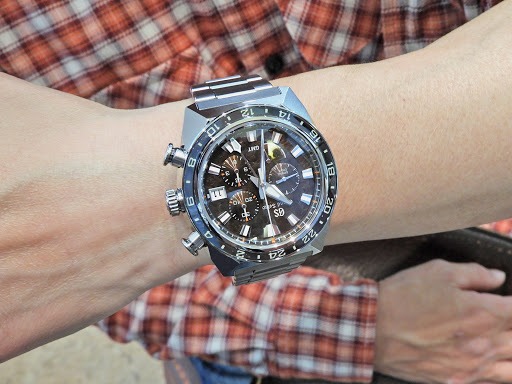 竜頭(リューズ)も手の甲に当たらないし装着感が最高