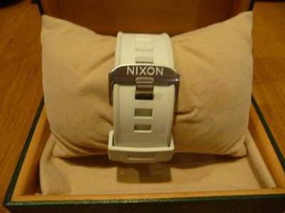 ニクソン”ローダウン”の電池交換の仕方