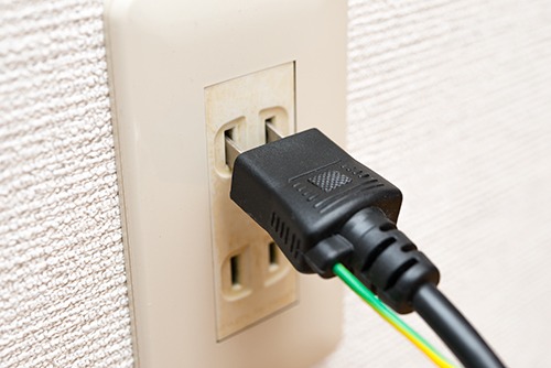 1.充電コードやUSBアダプタがコンセントから抜けていないか確認