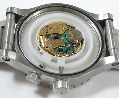 オープナーで開け古い電池を取り出す