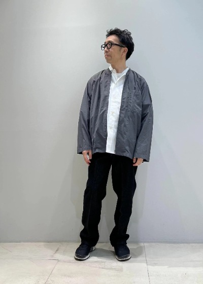 ブラック×きれい色カーディガンのおしゃれコーデ