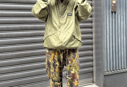 カーキ×迷彩パンツ