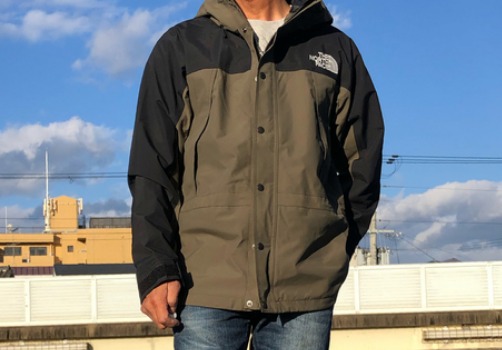 雨の日用アイテム3：マウンテンパーカー