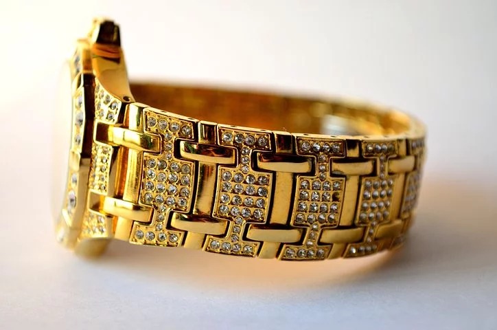 金ベルトの腕時計