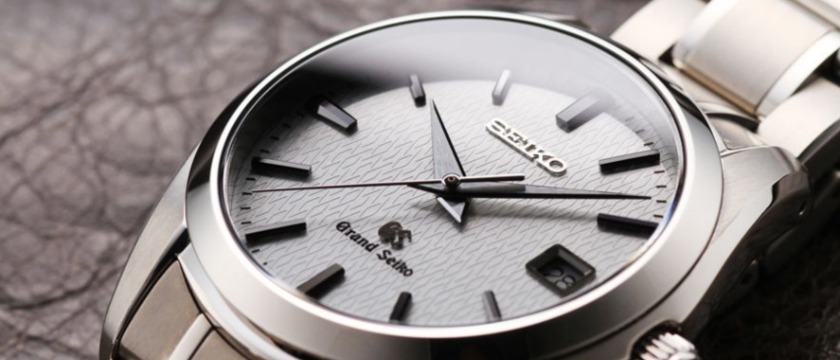 白文字盤の陰影が美しい