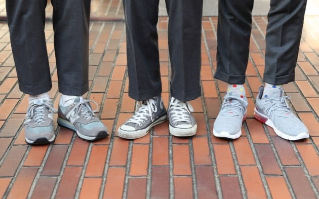 選び方1：スーツに馴染む「落ち着いたカラー」