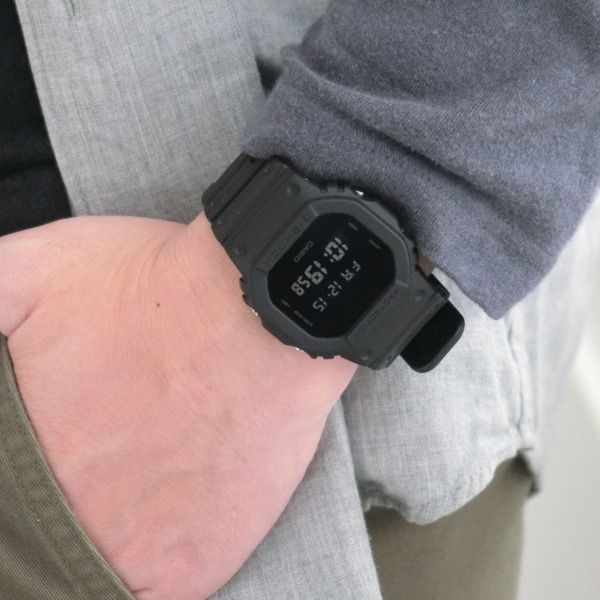 DW-5600BB-1JF特徴1:大人向けのマットブラックカラー