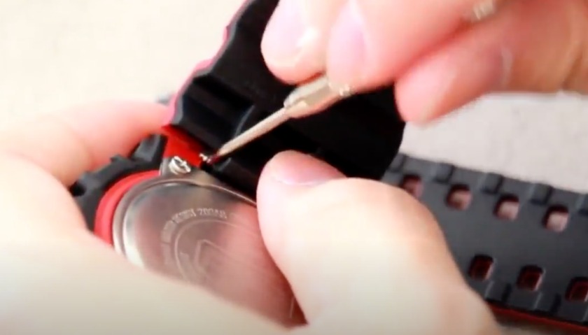 STEP3:道具でバネ棒を押し込みながら装着する