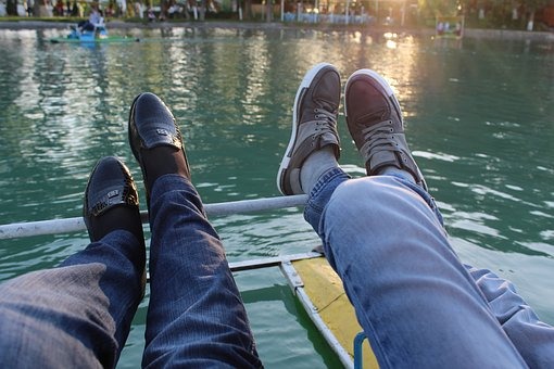 オールブラックのスニーカーの選び方②素材