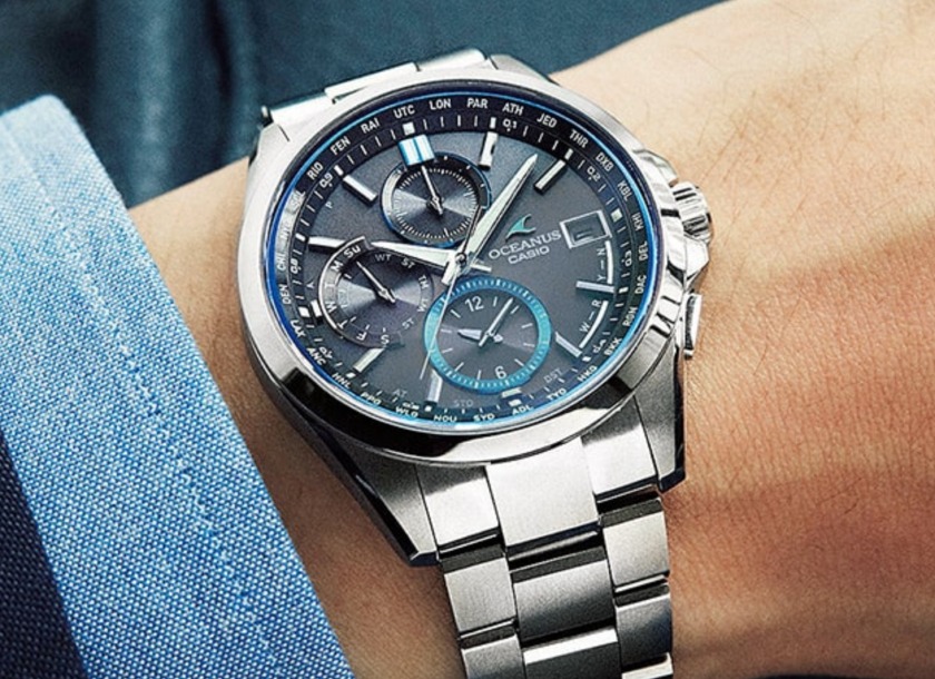 OCW-T2600-1AJF(カシオオシアナス)はモノクロのビジネスシーンに色を添える