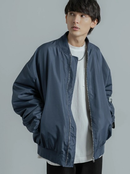 コーデ10：くすみブルー×白Tシャツ