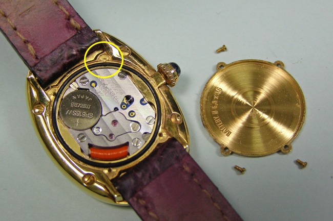 裏蓋のみぞにねじ式ふた用工具をはめる