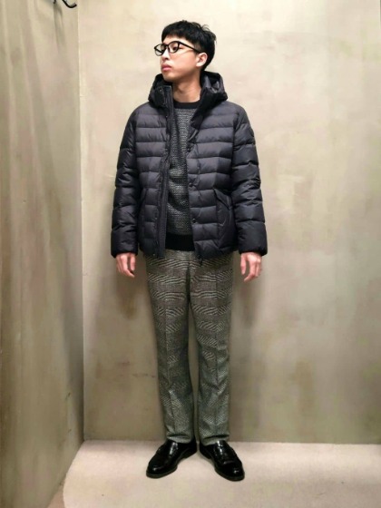 黒ダウン×チェックシャツ