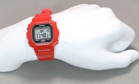 カシオ"F-108WHC-4AJF"を差し色コーデで楽しもう