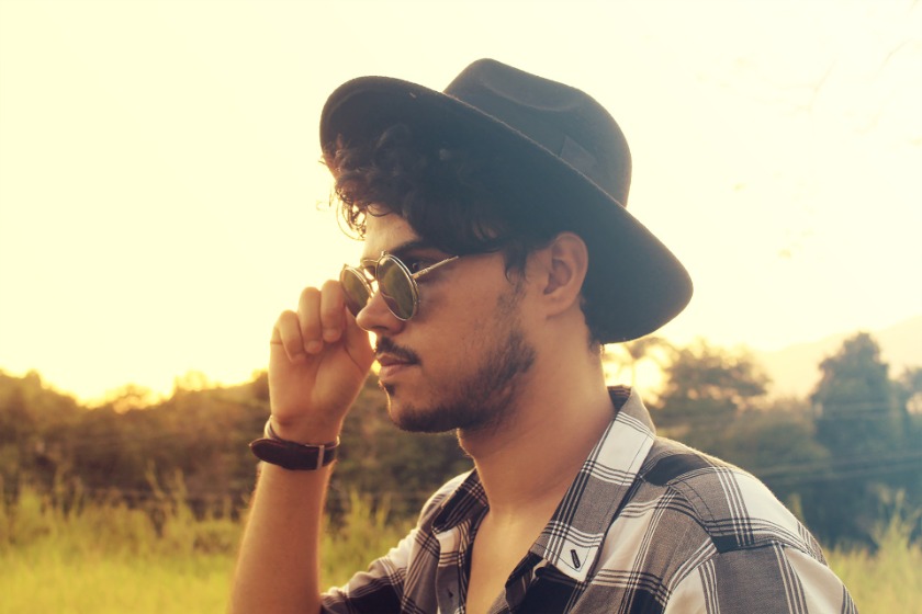 右手に腕時計をつけるおしゃれな男性