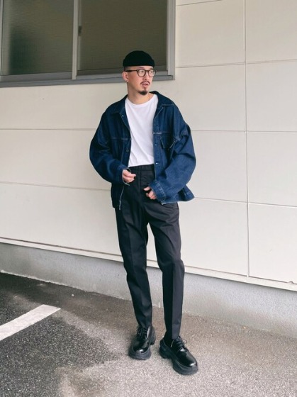 コーデ4：ブルー×黒スリムパンツ