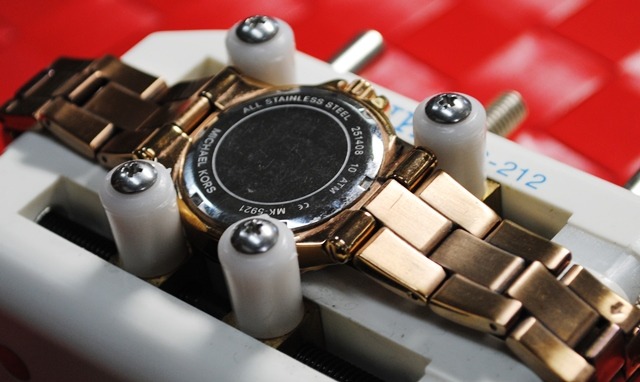 傷つけないように裏蓋を開ける