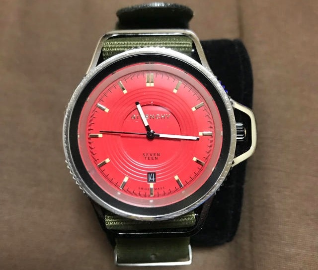 ジバンシー(GIVENCHY)の腕時計③代表モデル「セブンティーン」の魅力