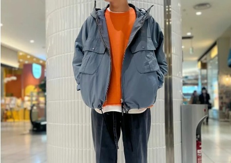 くすみ色マウンテンパーカー+カラースウェット