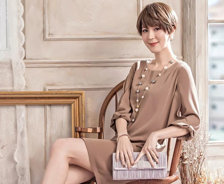 ピンクゴールドの腕時計コーデ：きれい目ワンピースで大人っぽさを演出