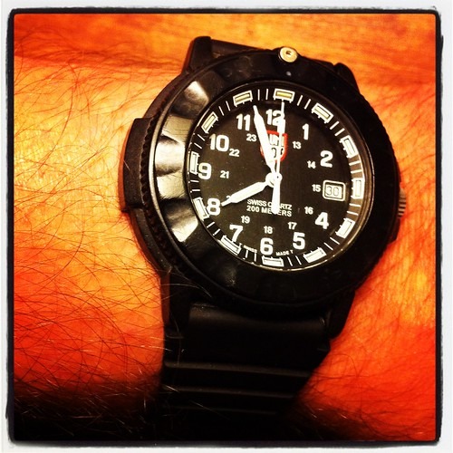 2.電池ストッパーと電池を外す