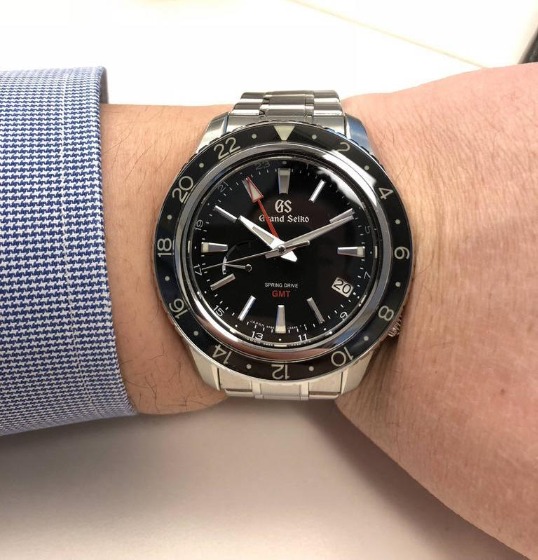 4時位置の竜頭(リューズ)は控えめなボリューム