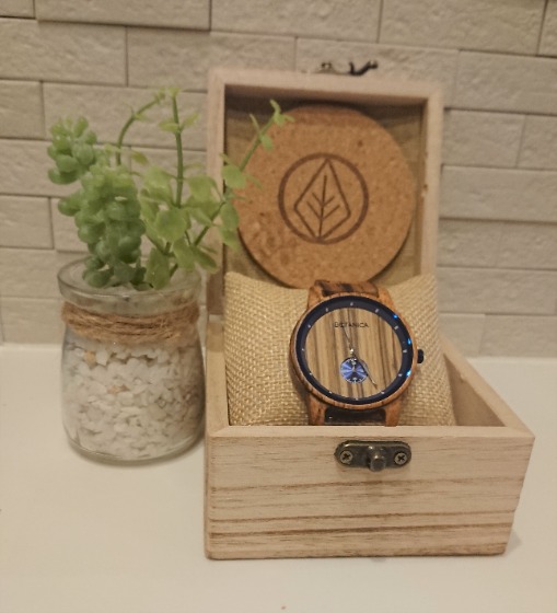 ナチュラルな木製ボックスを使用