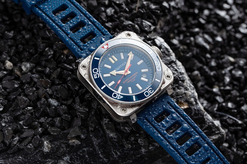 ①本格的な逆回転ベゼル、1,000mの防水性能を搭載