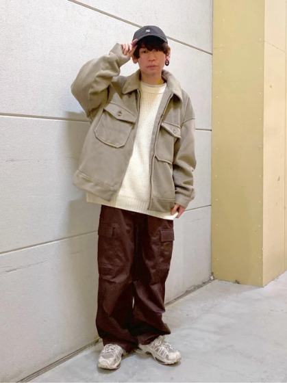 ジップアップブルゾン×カーゴパンツ
