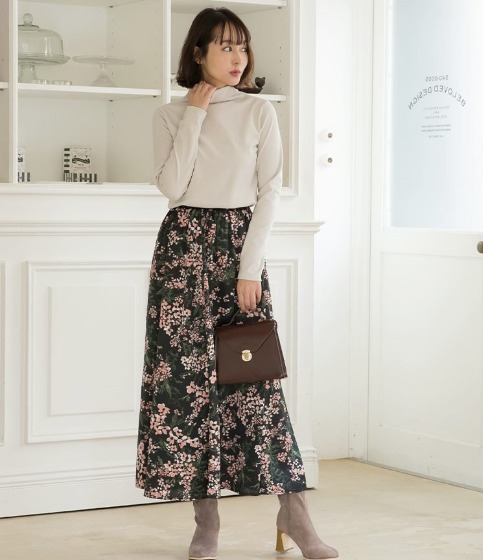 ピンクゴールドの腕時計コーデ：花柄のスカートに合わせてキュートさを演出