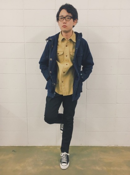 コーデ2：ネイビー×ベージュシャツ