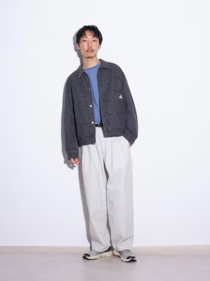 コーデ4：ブラックジャケット×カラーTシャツ