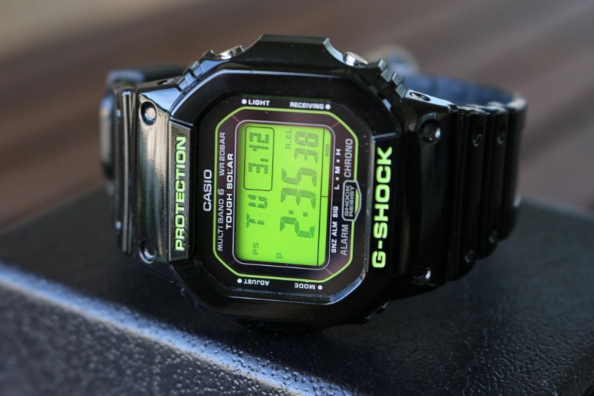 グリーンの液晶に黒のボディが映える