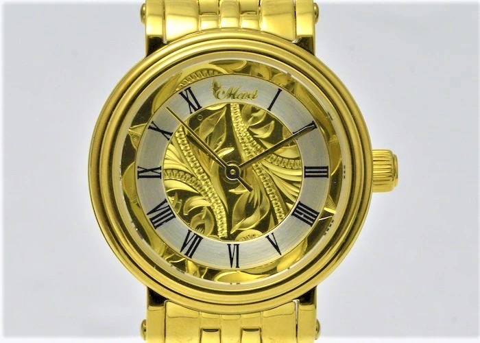 精巧な手彫り模様の入ったベゼルや文字盤