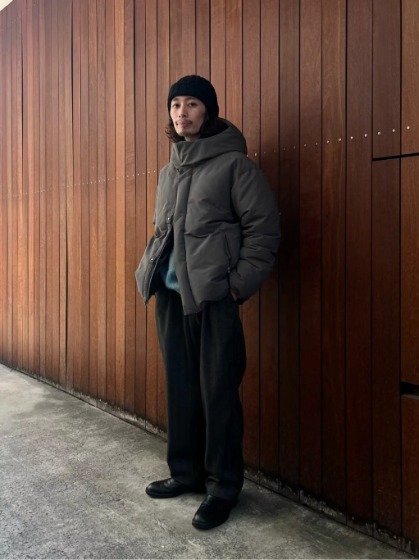 カーキ×フリーツパンツ