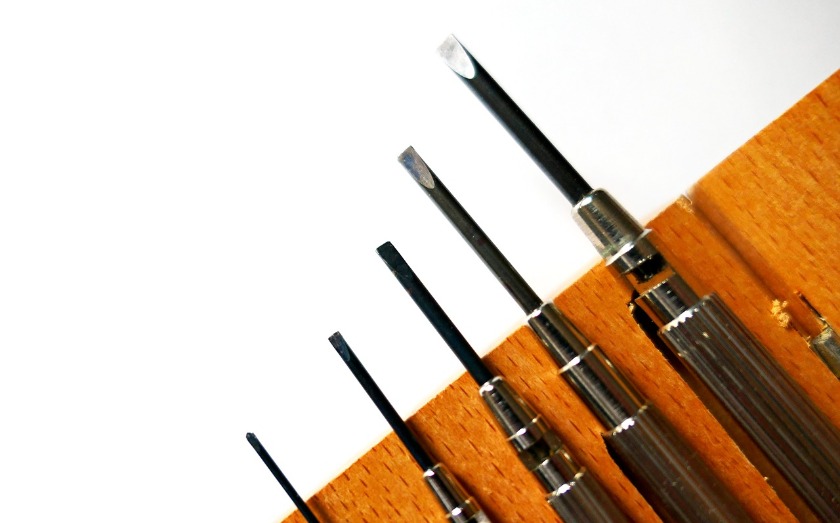 ①ベルトを外す