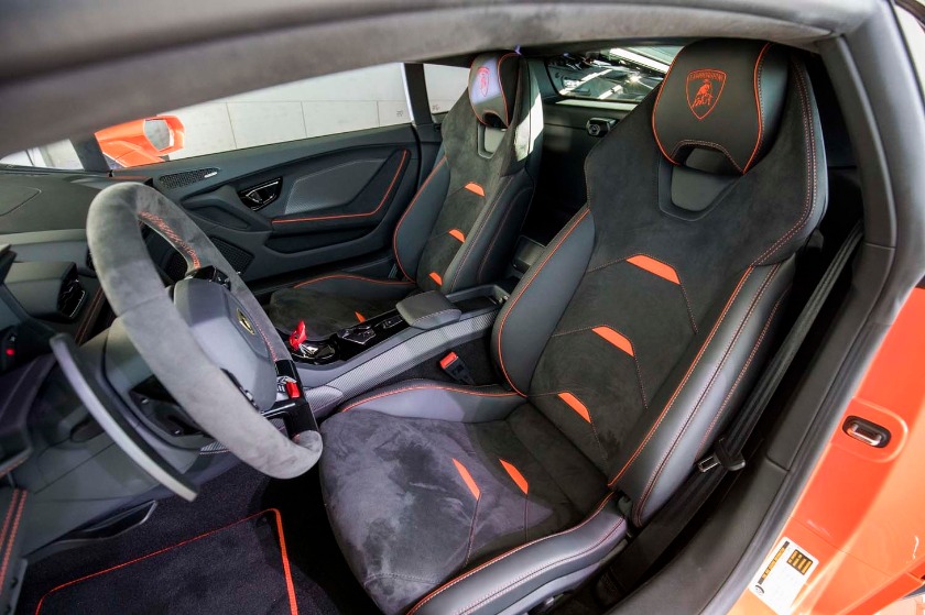 ランボルギーニにも使用されるアルカンターラ素材のベルト