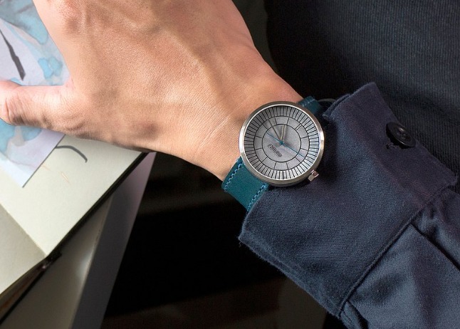 ①1930年代のSector Dialデザインを採用