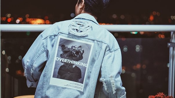 ③パンツと靴は"シンプル"に