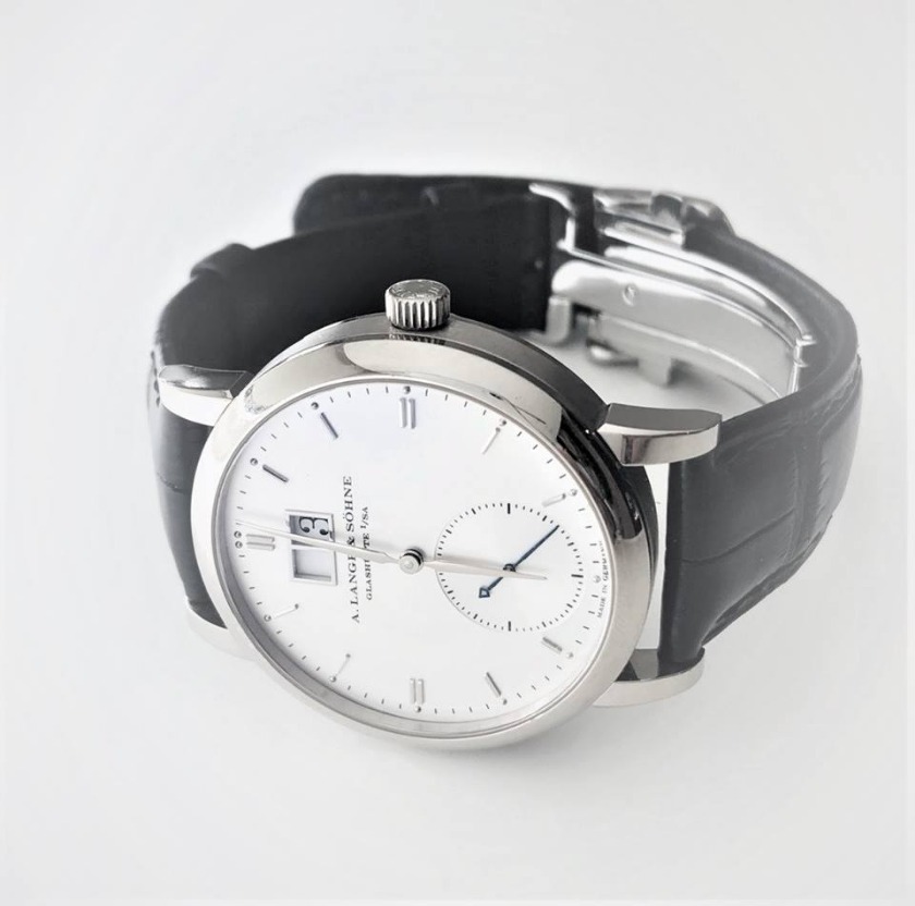 傷ついた時計のポリッシュ