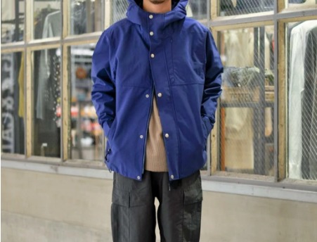 ブルー×ストレートパンツ