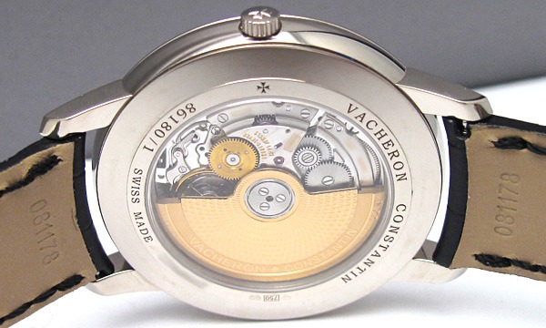 キャリバー6R15が覗けるシースルーバック