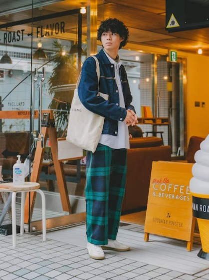 コーデ6：ネイビー×チェックパンツ