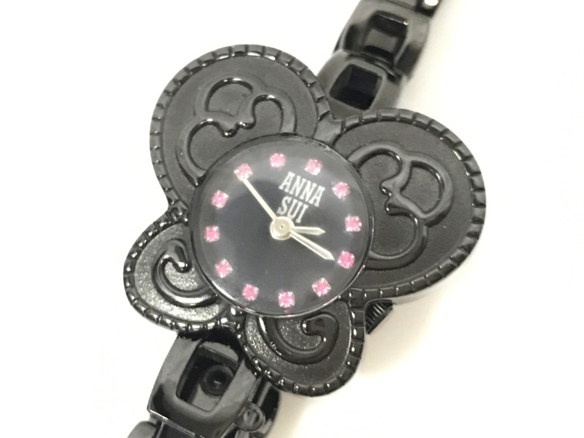 星や月、花や蝶をモチーフとした独特のデザイン性