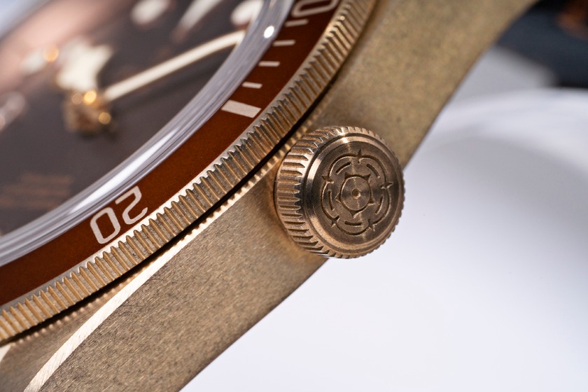 リューズの刻印は2つ